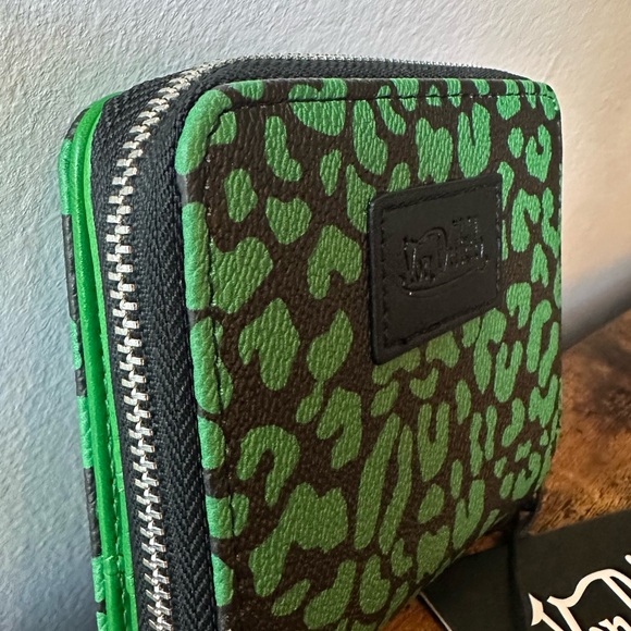 Von Dutch Black & Green Cheetah Print Women’s Wallet Patch Logo Faux Leather NWT - Picture 4 of 9